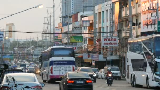 PATTAYA, THAILANDIA - 16 DICEMBRE 2017: Un gran numero di auto, motociclette, minibus. Il movimento del trasporto urbano sulla vivace strada tipica asiatica — Video Stock