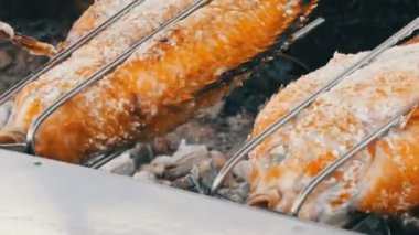 Ulusal Tayland yemeği, tükürük tuz ve yeşillikleri ile kızarmış balık görünümü kapatın. Tayland ve Asya egzotik yiyecek