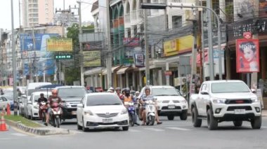 Pattaya, Tayland - 16 Aralık 2017: Tayland sokaklarında büyük trafik. Bir sürü araba, minibüs, tipik bir büyük Asya sokakta sürücü motosiklet