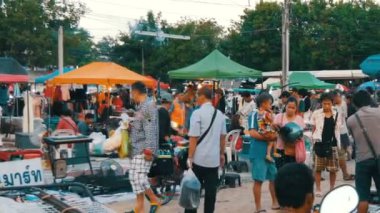 Pattaya, Tayland - 16 Aralık 2017: Yerdeki birçok ikinci el şeyler. Bit pazarı Tayland. İnsanlar bir bit pazarı şeylerde seçin.