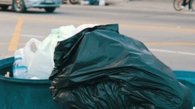 Pattaya, Tayland - 16 Aralık 2017: Artık yemek yiyecek dolu dolu çöp büyük çöp torbaları ve atık sokakta