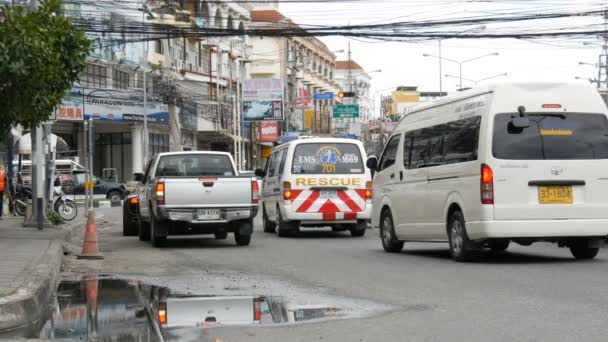Паттайя - 16 грудня 2017: Величезний трафік на вулицях Таїланду. Багато легкових автомобілів, мікроавтобусів, мотоциклів їзди типові великий Азіатський вулиці — стокове відео
