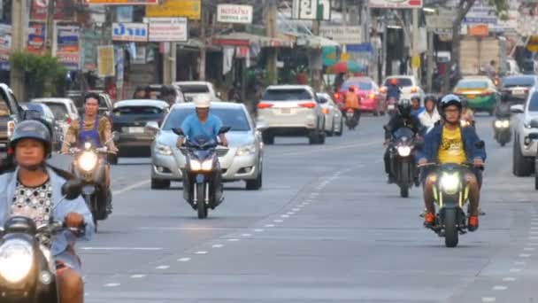 Pattaya, Thaiföld - 2017. December 16.: Nagy számú autók, motorok, mikrobusz. A mozgás, a városi közlekedés a nyüzsgő tipikus ázsiai utca — Stock videók