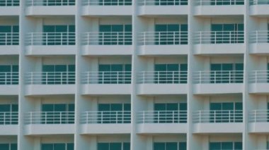Çok katlı bina balkon ve orada asılı şeyler ile. Çok katlı yakın kadar görünümü oluşturma