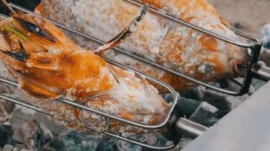 Ulusal Tayland yemeği, tükürük tuz ve yeşillikleri ile kızarmış balık görünümü kapatın. Tayland ve Asya egzotik yiyecek