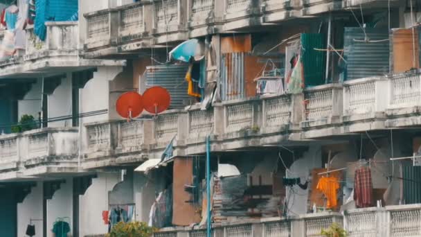 芭堤雅, 泰国-2017年12月16日: 穷人和穷人居住的城市非常贫困地区。肮脏的, 而不是精心打扮的房子穷人 — 图库视频影像