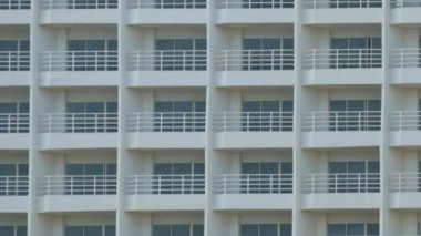 Çok katlı bina balkon ve orada asılı şeyler ile. Çok katlı yakın kadar görünümü oluşturma