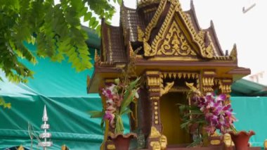 Brown Budist küçük sunak için dua bir Bahçe, çiçek ve çeşitli heykelcikler ile dekore edilmiş