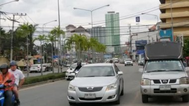 Pattaya, Tayland - 16 Aralık 2017: Tayland sokaklarında büyük trafik. Bir sürü araba, minibüs, tipik bir büyük Asya sokakta sürücü motosiklet