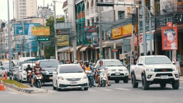 Pattaya, Thailand - 16 December 2017: De beweging van het stadsvervoer de bruisende typisch Aziatische straat. Groot aantal auto's, discotheken, minibussen. — Stockvideo