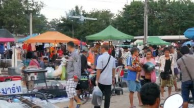 Pattaya, Tayland - 16 Aralık 2017: Tayland bit pazarı. İnsanlar bir bit pazarı şeylerde seçin. İkinci el pek çok yerde