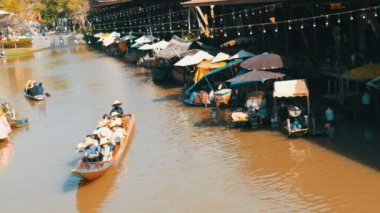 Pattaya, Tayland - 18 Aralık 2017: Onları nehrin içinde yüzen çarşı sürme turist ile farklı tekneler