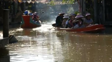 Pattaya, Tayland - 18 Aralık 2017: Turistler yüzmek tekne yüzen Pazar manzaraları ziyaret Nehri boyunca büyük bir grup