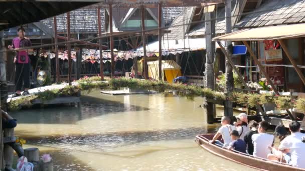 Pattaya, Thailand - 18 December 2017: Verschillende toeristen zwemmen onder de brug gaan varen op een bruin rivier in Pattaya op de drijvende markt — Stockvideo