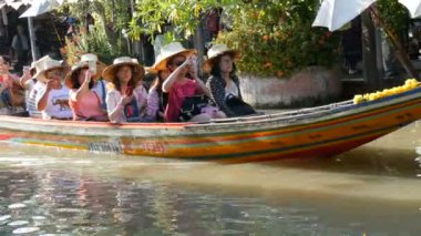 Pattaya, Tayland - 18 Aralık 2017: Turistler yüzmek tekne yüzen Pazar manzaraları ziyaret Nehri boyunca büyük bir grup