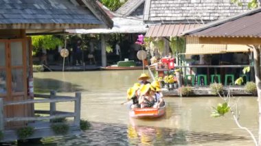 Pattaya, Tayland - 18 Aralık 2017: Turist Pattaya kahverengi bir nehir üzerinde yüzen Pazar kayıkla gezmek