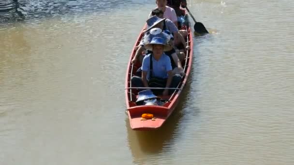 PATTAYA, THAILANDIA - 18 dicembre 2017: I turisti vanno in barca su un fiume marrone a Pattaya sul mercato galleggiante — Video Stock