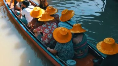 Pattaya, Tayland - 18 Aralık 2017: Onları nehrin içinde yüzen çarşı sürme turist ile farklı tekneler