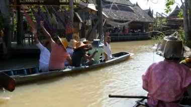 Pattaya, Tayland - 18 Aralık 2017: Turist Pattaya kahverengi bir nehir üzerinde yüzen Pazar kayıkla gezmek