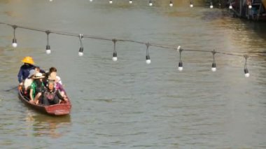 Pattaya, Tayland - 18 Aralık 2017: Turistler yüzmek tekne yüzen Pazar manzaraları ziyaret Nehri boyunca büyük bir grup