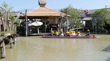 Pattaya, Tayland - 18 Aralık 2017: Turist Pattaya kahverengi bir nehir üzerinde yüzen Pazar kayıkla gezmek