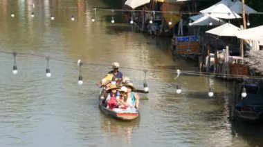 Pattaya, Tayland - 18 Aralık 2017: Turistler yüzmek tekne yüzen Pazar manzaraları ziyaret Nehri boyunca büyük bir grup