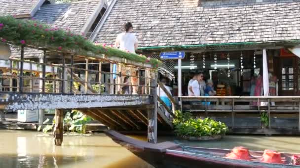 PATTAYA, THAILAND - 18 de dezembro de 2017: Excursões para turistas no mercado flutuante. As pessoas andam de barco num rio. — Vídeo de Stock
