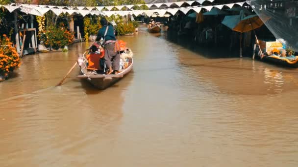 PATTAYA, TAILANDIA - 18 de diciembre de 2017: Excursiones para turistas en el mercado flotante. La gente va en bote por un río — Vídeos de Stock