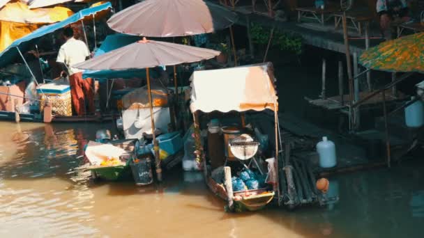 Pattaya, Thailand - 18 December 2017: Boten met draagbare keuken staan op de rivier — Stockvideo