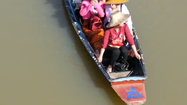 PATTAYA, THAILAND - December 18, 2017: Tourists go boating on a brown river in Pattaya on floating market — Stock Video