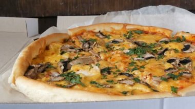 Kadının el parça yuvarlak pizza withwith Yeşiller, tavuk, mantar ve Çift Kişilik peynir alır