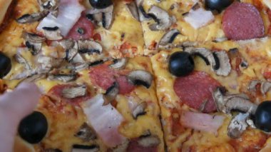 El al biteviye-in büyük İtalyan pizza Siyah Zeytin, sosis, salam ve peynir kapat