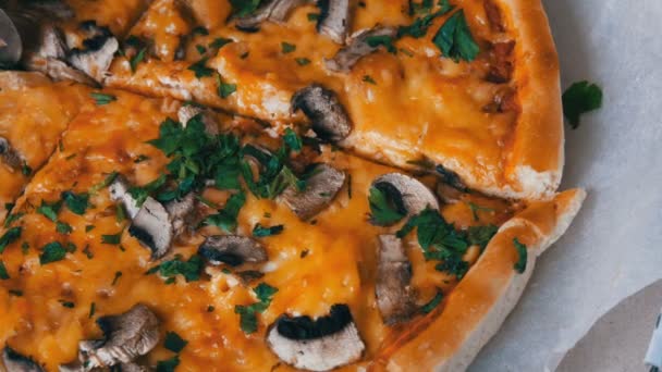 Pizza nože kusy kulaté pizzy s s zelení, kuře, žampiony a dvojitý sýr, pohled na plochu — Stock video