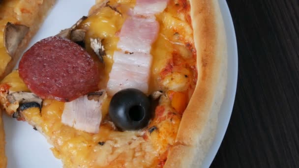 Nybakade läckra pizza med oliver, bacons, ost och salami på nära håll se — Stockvideo