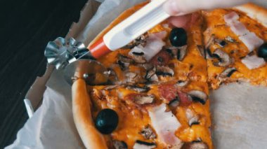 Pizza bıçak kesim zeytin, sosis, salam ve peynir pizza yuvarlak, Görünümü Kapat