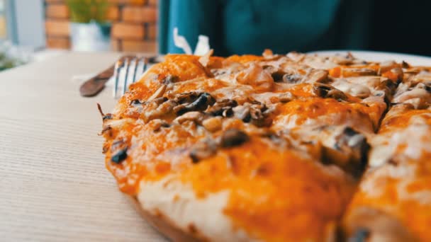 Огромная свежеиспечённая итальянская пицца с грибами, кукурузой и сыром на столе в ресторане — стоковое видео