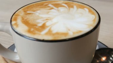 Sıcak, taze cappuccino bir daire bir tablo üzerinde bir görünümü kapatın
