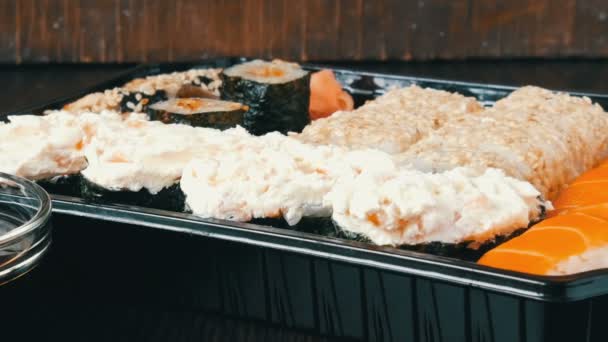 Bir sürü farklı Nigiri Gunkan Maki Sushi yılan balığı somon Philadelphia peynir salatalık ile görünümü kapatın — Stok video