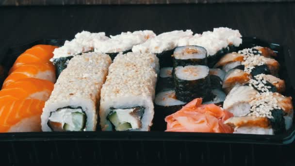 Elegante conjunto de sushi fresco con varios tipos de rollos de sushi, de cerca — Vídeos de Stock
