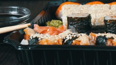 Suşi çeşitli ile ayarla büyük suşi rulo yanı sıra maki, nigiri, gunkan şık siyah ahşap zemin