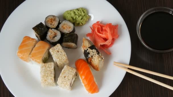 Obrovské bílé misce s řadou sushi přejíždí z národní japonské kuchyně — Stock video