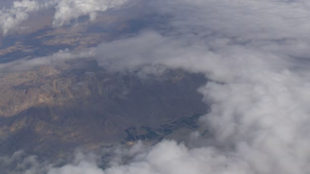 Verbluffende schoonheid zweeft over de woestijn berglandschap. Bovenaanzicht van een vliegtuig. — Stockvideo