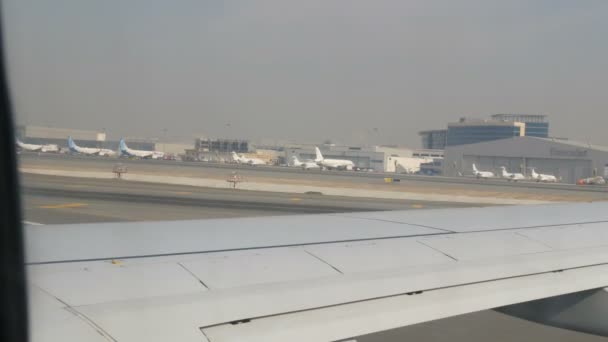 Dubaj, ZEA - 8 luty 2018: Samolot na lotnisko jest dostawanie gotowy do startu przechodzi mnóstwo innych typach samolotów. Strzelanie z salonu — Wideo stockowe