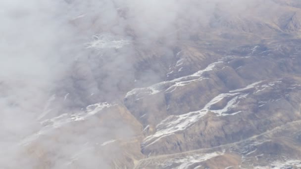 山の風景と雪をかぶった山、飛行機からの眺め — ストック動画