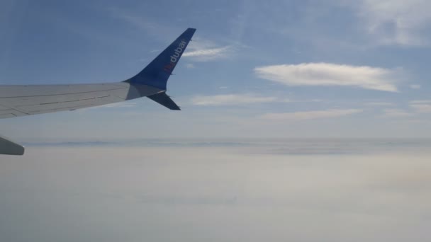 キャビンからの眺め、青い空に飛行機が飛んでドバイ、アラブ首長国連邦 - 2018 年 2 月 8 日。 — ストック動画