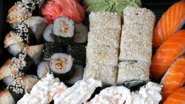 Stor sushi set med olika sushi rullar, maki, nigiri, gunkan närbild — Stockvideo