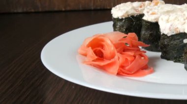 Hangi yalanlar dört büyük suşi nigiri pembe zencefil ve yeşil wasabi yanında bir büyük beyaz tabak