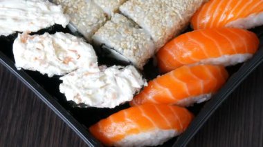 Harika seçim çeşitli suşi roll, nigiri, maki, somon, yılan balığı, karides, Philadelphia peynir ve diğer ulusal Japon mutfağı ile Gunkan yakın çekim