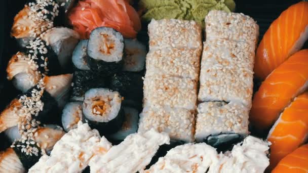 Gran juego de sushi con variedad de rollos de sushi, maki, nigiri, gunkan de cerca — Vídeo de stock