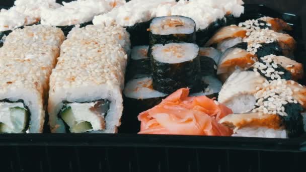 Stilvolles frisches Sushi-Set mit verschiedenen Arten von Sushi-Rollen, Nahaufnahme — Stockvideo